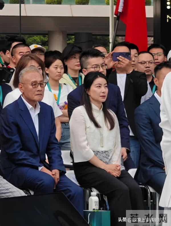 郭晶晶和欧阳夏丹现身香港K11,一个魅力十足,一个漂亮显年轻