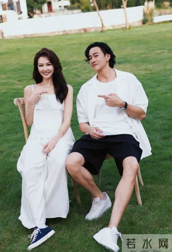 50岁何润东晒夫妻写真，与林姵希高甜撒糖，林姵希气质出众似明星