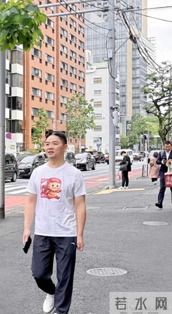 刘强东夫妇欧洲被偶遇!32岁章泽天变化太大,网友直呼:这是谁?