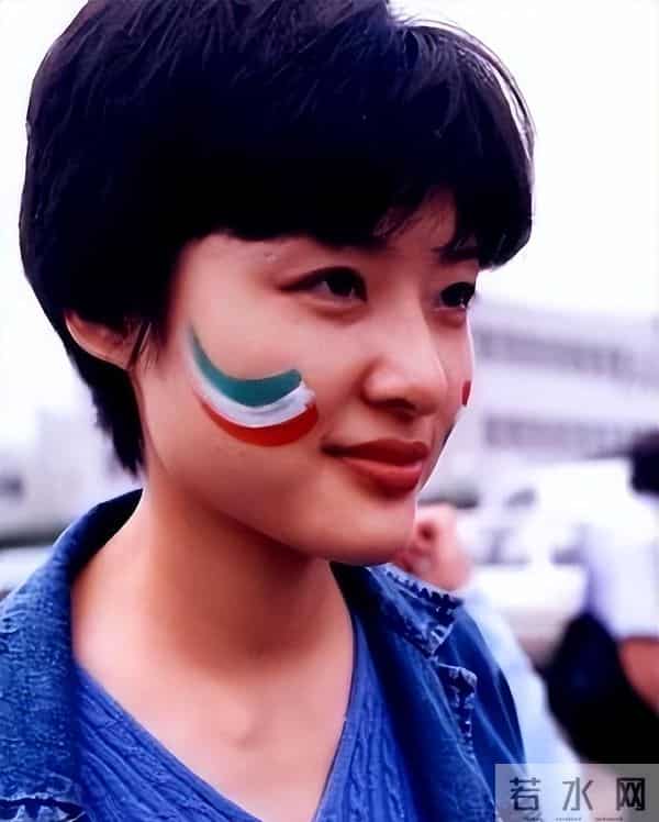 连续17年主持春晚的她,12年婚姻终究离婚,坦白:婚姻只会痛苦