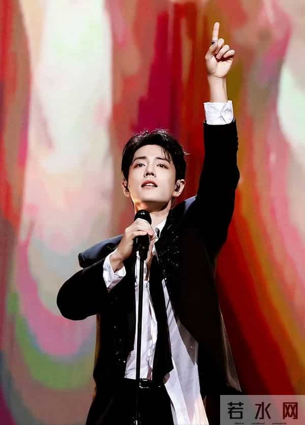 央视“点名”才几天，肖战因一个举动，再令杨紫和所有人刮目相看