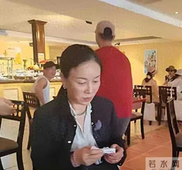 57岁那英现身国外就餐,素颜曝光真实状态,真成五旬老太了