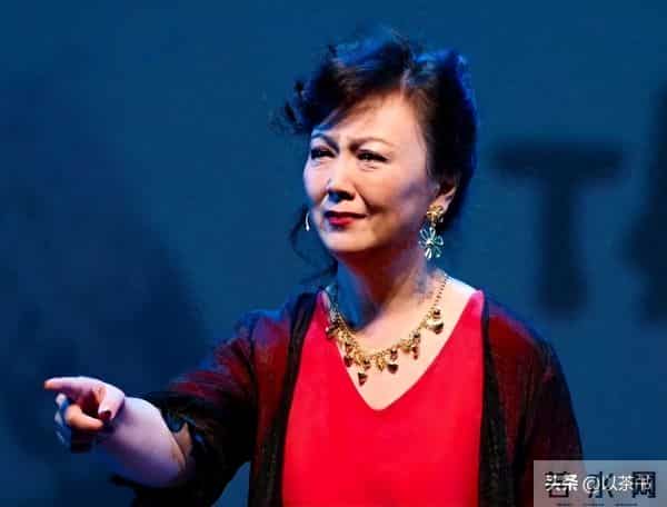 她与军官丈夫恩爱46年零绯闻,如今68岁直面衰老,比扮嫩惊艳