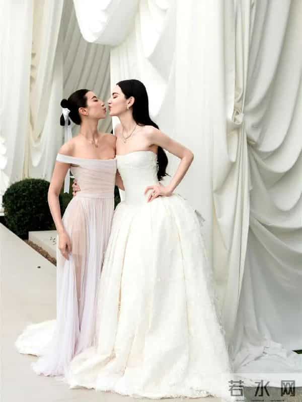 泰星Mai婚礼在私人豪宅举办,低调温馨,宾客20多人,花童是小狗