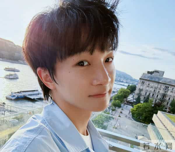 不到24小时，央媒两次点名周深，歌坛地位一览无遗，那英说对了