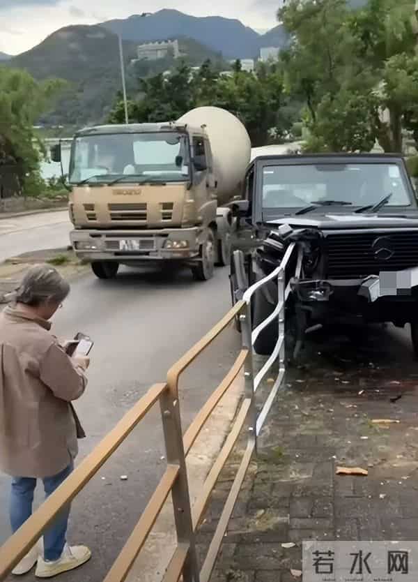 知名导演陈可辛出车祸,失控冲上人行道,撞断铁栏、树木,车头损毁严重,警方正调查