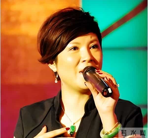 她9次登上春晚,被老外骗走3千万,40岁嫁小13岁男友,如今怎样