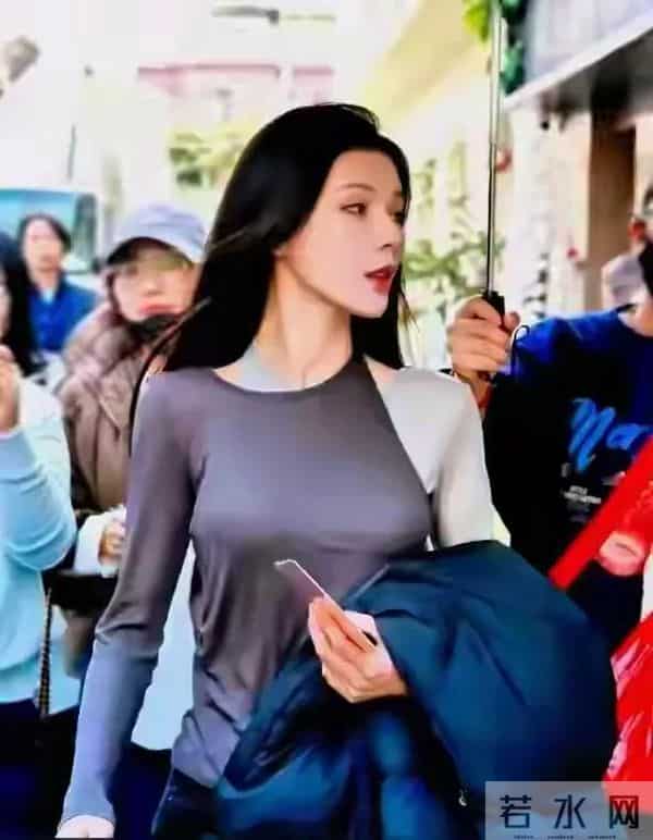 张予曦的身材太吸睛了 胸围好大 翘臀细腰 身材曲线完美流畅 太迷人了