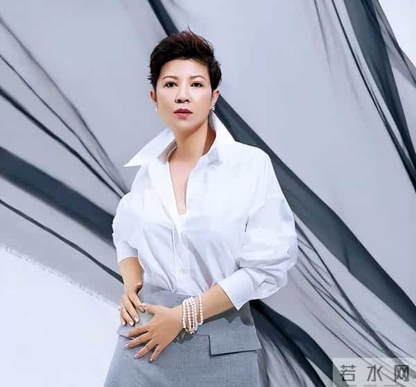 她9次登上春晚,被老外骗走3千万,40岁嫁小13岁男友,如今怎样