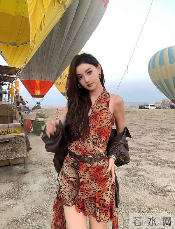 主持人金佳悦晒土耳其旅游美照，穿挂脖裙大秀美腿，杨柳细腰好辣