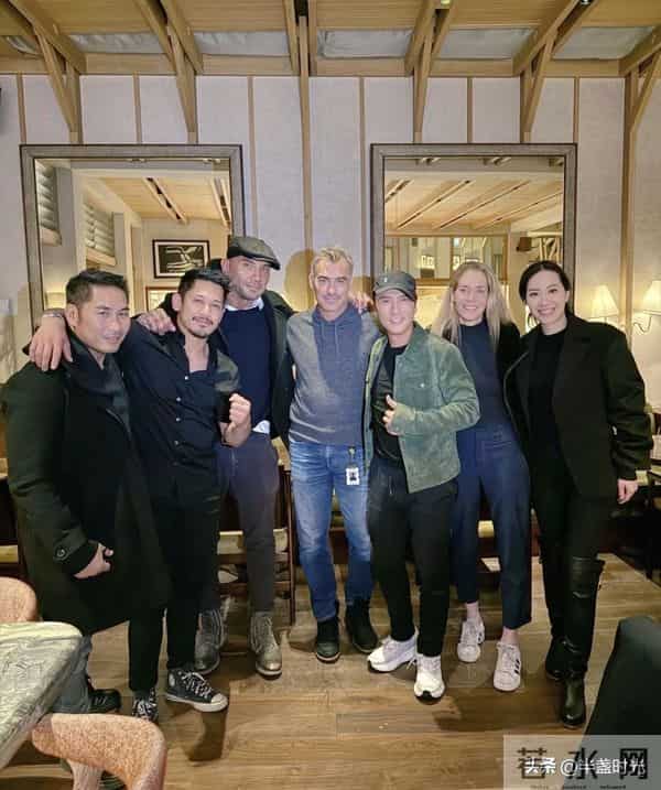 62岁甄子丹在英国和友人相聚,他穿着牛仔衣休闲裤,看着好年轻啊