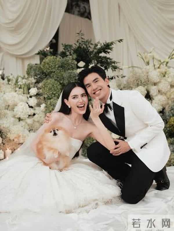 15克拉钻戒套牢！泰国女神Mai甜嫁7年男友…「山中婚礼」头纱吻