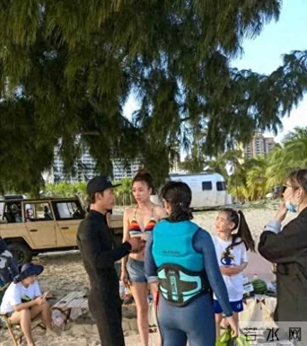 45岁殷桃近照曝光，身穿比基尼非常性感，真是越老越撩人了