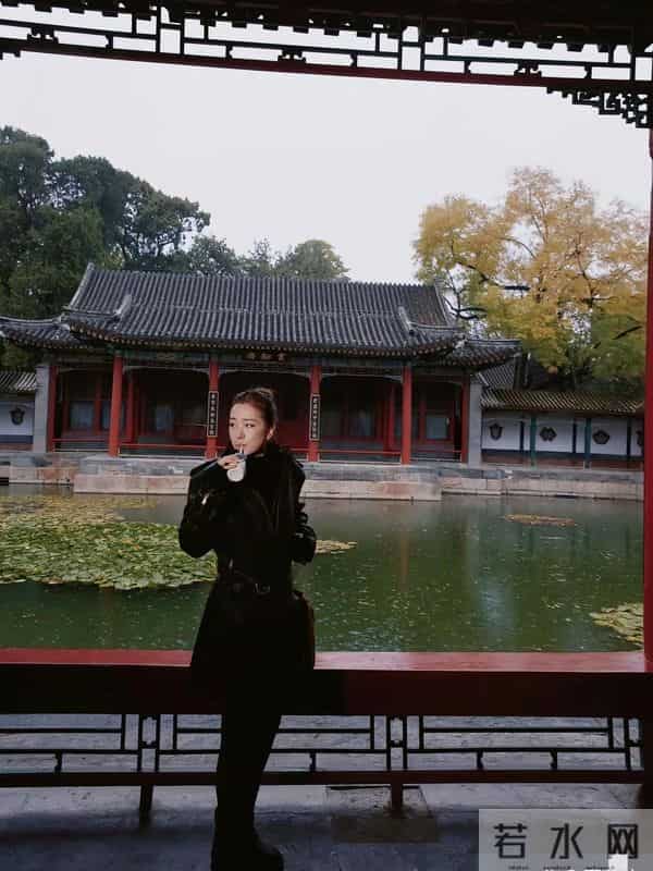 巩俐赴卡地亚活动现身北海公园，60岁状态惊掉众人下巴。