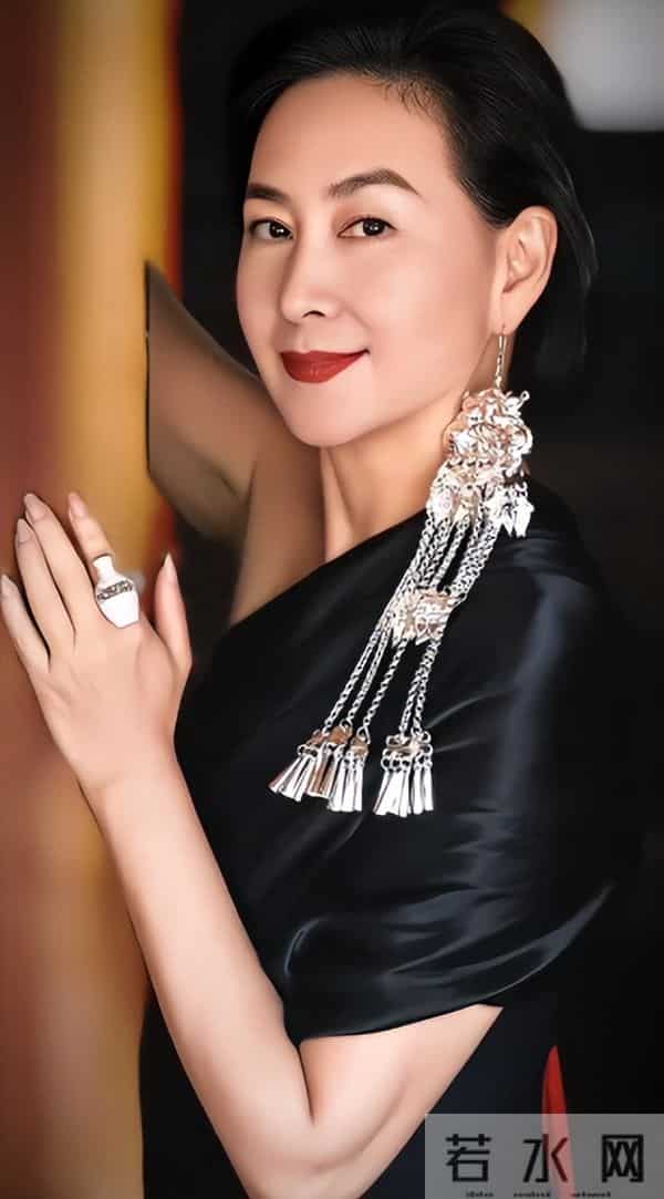 何猷君也没想到，自己63岁的大姐何超琼，竟还能再为赌王家族争光