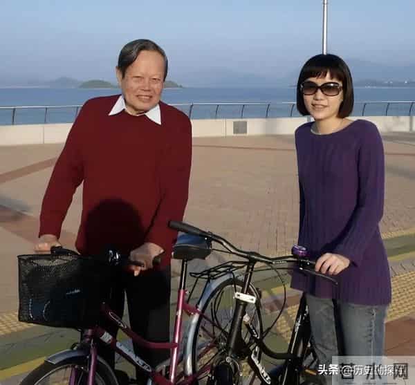 这是翁帆和杨振宁领证留影,弟弟、弟媳陪同,杨振宁一脸不好意思