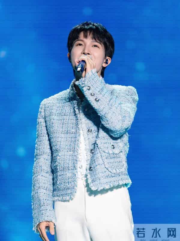 不到24小时，央媒两次点名周深，歌坛地位一览无遗，那英说对了