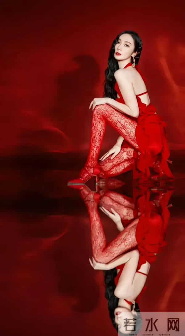 郑秀妍血色玫瑰杀疯了!荷叶边叠穿蕾丝,这身诱惑美学直接封神