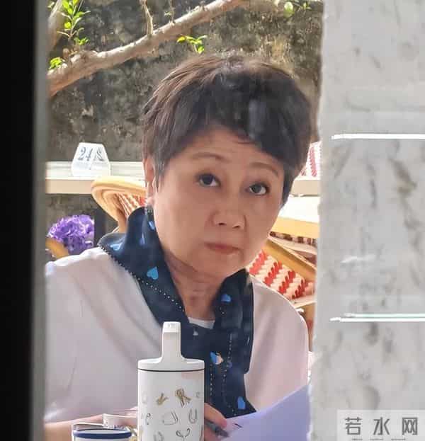 赌王四太梁安琪近况，皮松肉垮骨头突出，马来街头戴礼帽吃路边摊