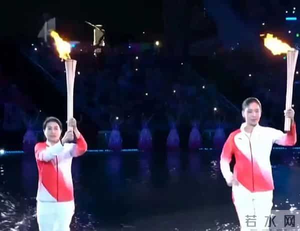 霍家五代人齐聚全运会,霍启山休闲穿搭抢镜,颜值逆天人气高,