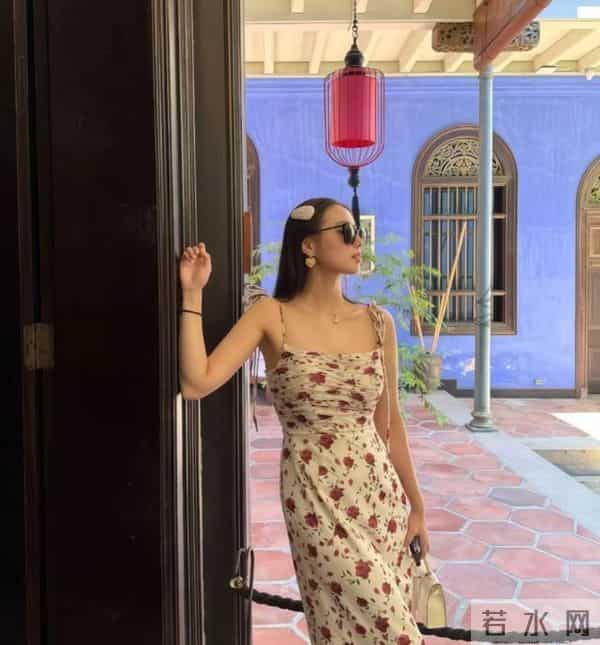 赌王四太梁安琪近况,皮松肉垮骨头突出,马来街头戴礼帽吃路边摊