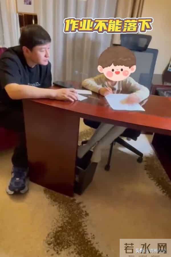 黄晓明一家4口参加生日宴!小海绵被奶奶搂在怀中,长腿溢出屏幕