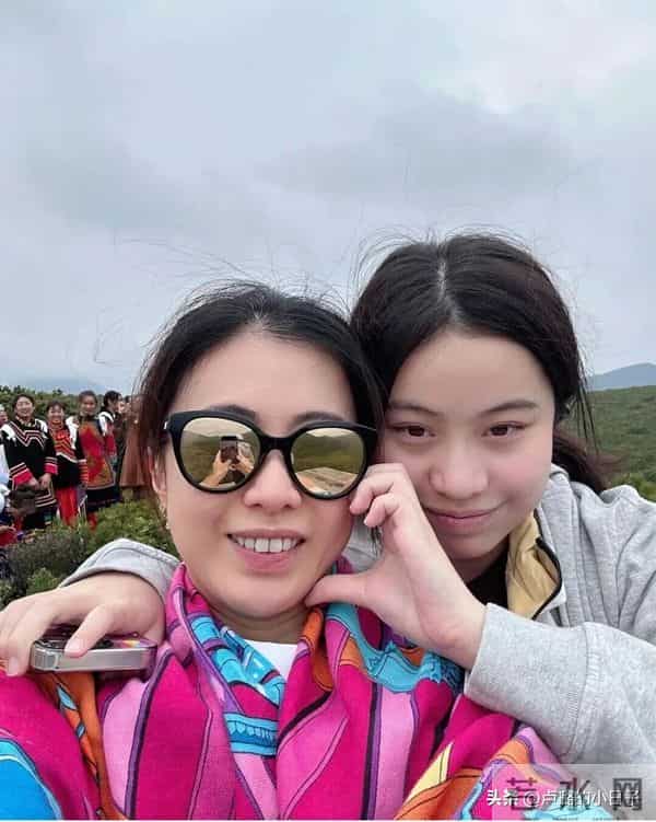 甘比和情敌在较劲，给17岁女儿生日过于低调了！