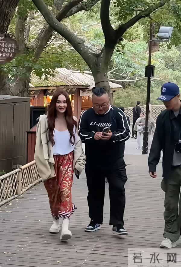 温碧霞现身普陀山 卷发披肩 肤色很白 整张脸又僵又肿 感觉医美过度了