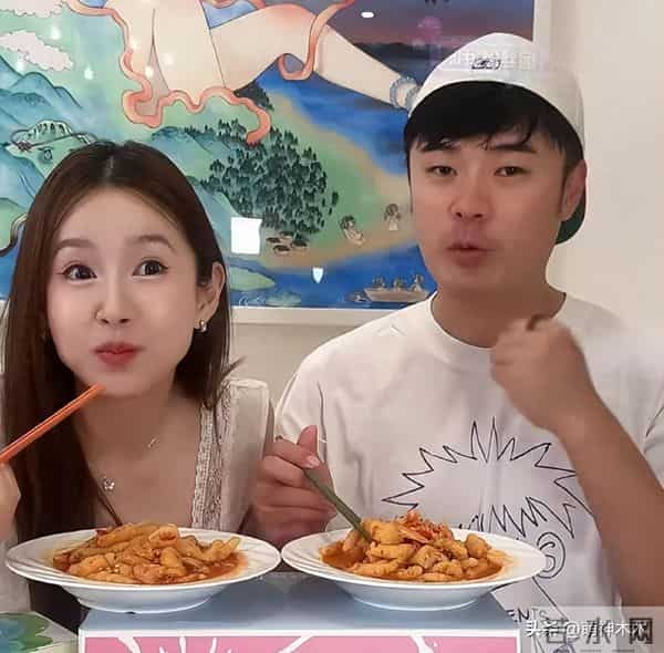 陈赫40岁生日合影惹争议，拍照没朝向老婆，与另一异性更像一家人