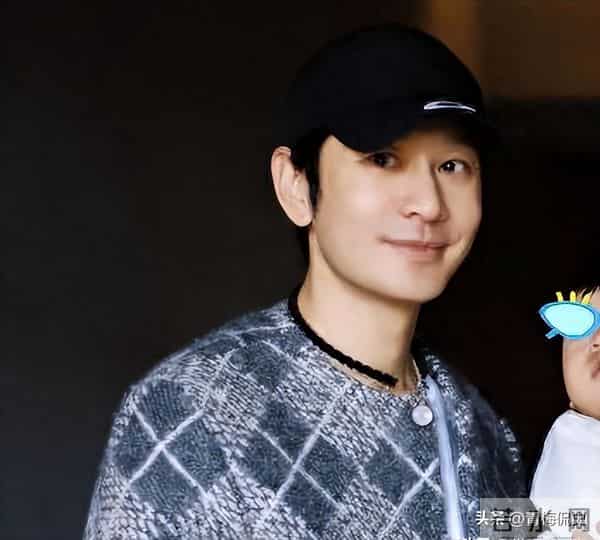 黄晓明一家4口参加生日宴!小海绵被奶奶搂在怀中,长腿溢出屏幕