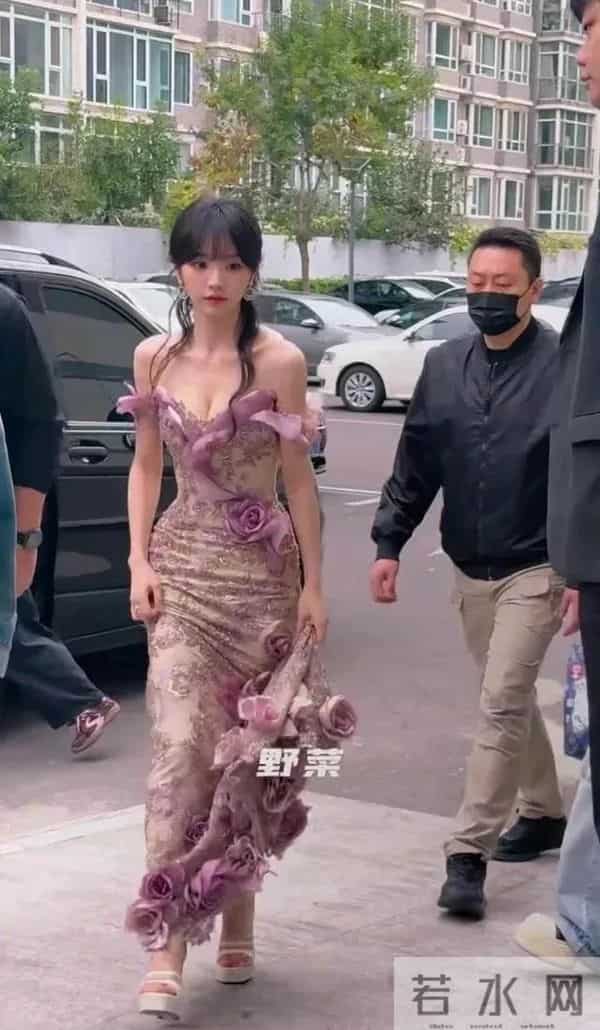 网友街头偶遇田曦薇，身材丰满曲线玲珑，比电视上更好看