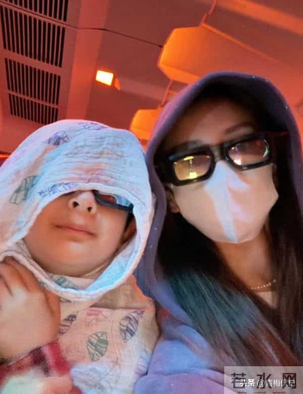 黄晓明一家4口参加生日宴!小海绵被奶奶搂在怀中,长腿溢出屏幕