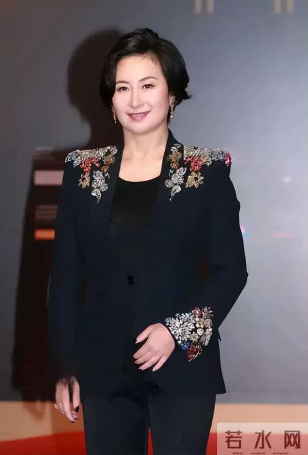 何猷君也没想到，自己63岁的大姐何超琼，竟还能再为赌王家族争光