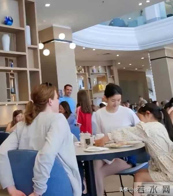 刘强东夫妇欧洲被偶遇!32岁章泽天变化太大,网友直呼:这是谁?