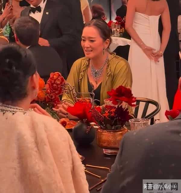 北京这一夜，郭晶晶用“全裹”造型，给了内娱女星一记优雅的耳光