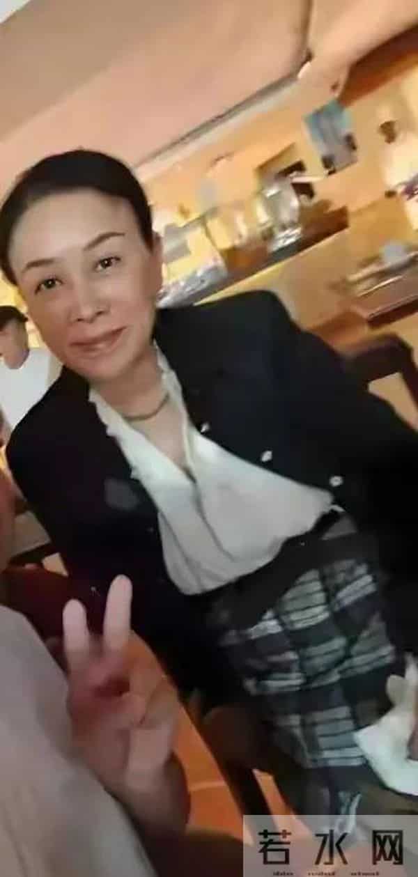 57岁那英现身国外就餐,素颜曝光真实状态,真成五旬老太了