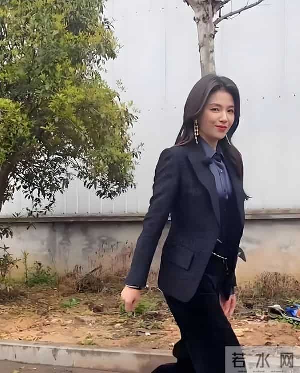 47岁刘涛被路人偶遇，真实的状态曝光，没有大家说的那么漂亮