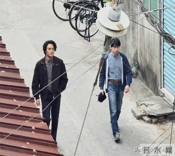 吓坏网友!42岁王凯福建农村亮相,暴瘦如柴形同“纸片人”!