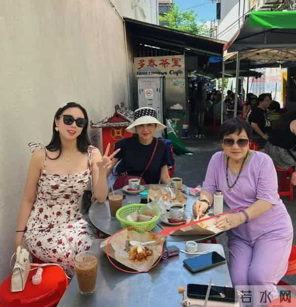 赌王四太梁安琪近况,皮松肉垮骨头突出,马来街头戴礼帽吃路边摊