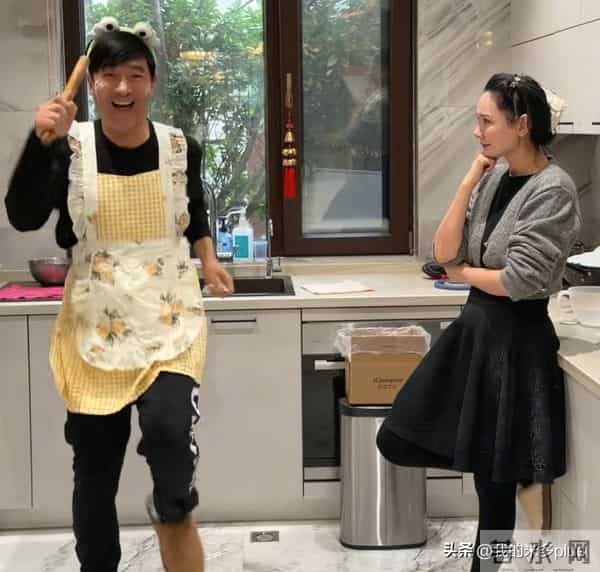 郭晓冬和老婆吵架,48岁程莉莎被气哭,抱怨老公不哄她,很痛苦