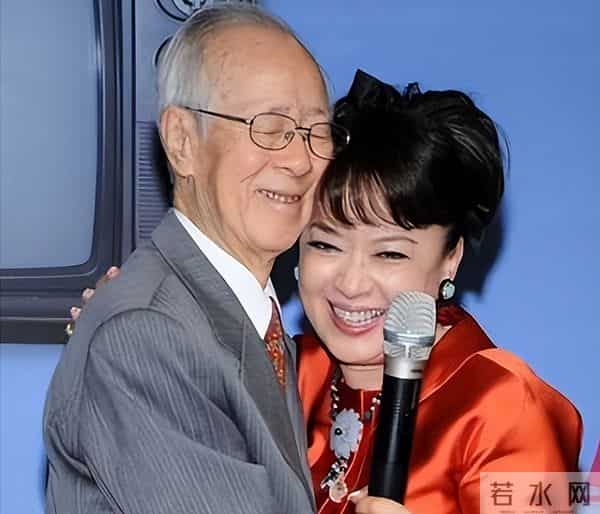 42岁结婚6年后回归单身,在97岁母亲面前,她仍是爱唱歌的小女孩