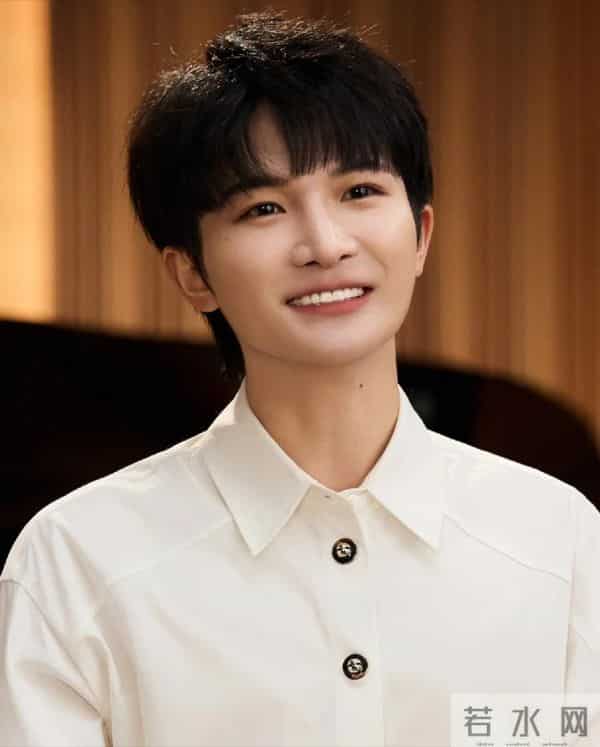 不到24小时，央媒两次点名周深，歌坛地位一览无遗，那英说对了