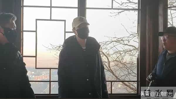 53岁辛柏青有气无力 站立需搀扶 丧妻后似丢了魂 和李乃文再拜大孤山