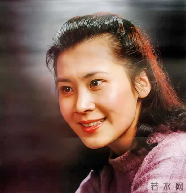 从车间钳工到国家一级演员，却因拍戏和丈夫离婚，今66岁依旧单身