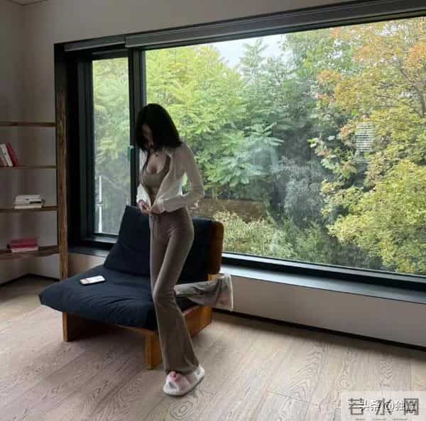 36岁何穗生子后首秀照,穿紧身服小腹紧实平坦,哪像生过孩子的?