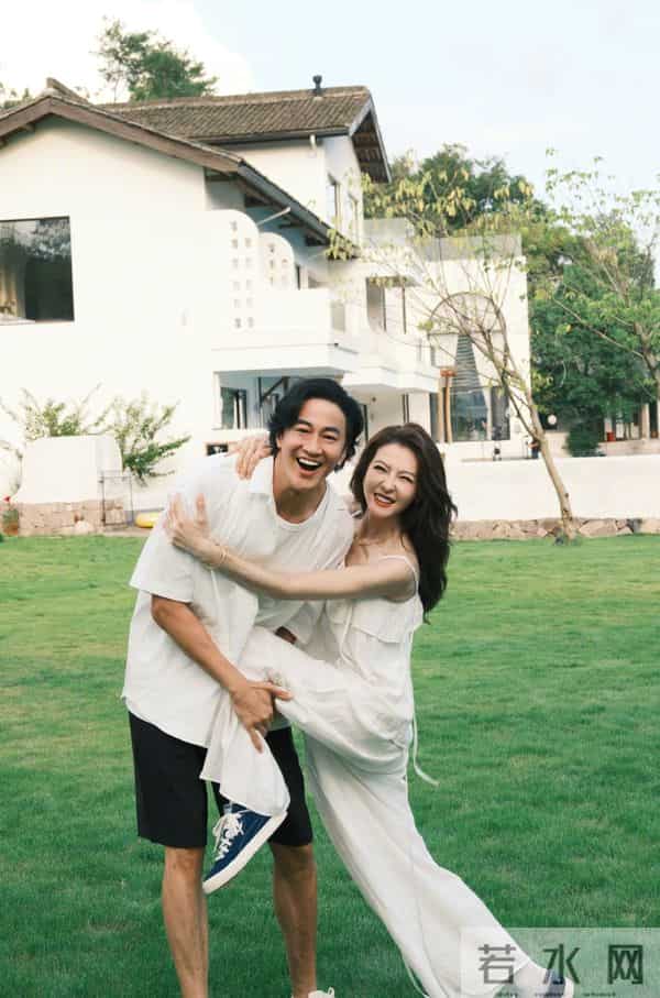 50岁何润东晒夫妻写真，与林姵希高甜撒糖，林姵希气质出众似明星