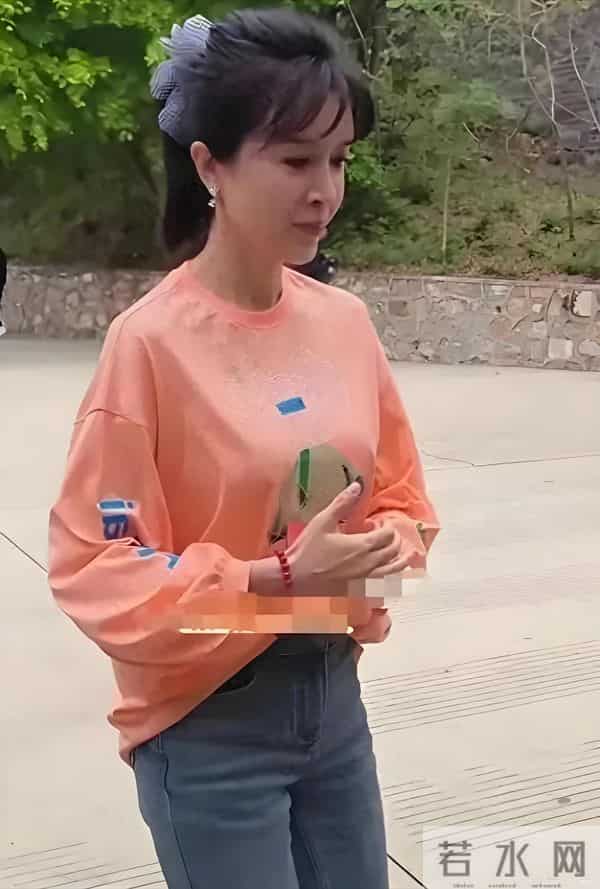 50岁金巧巧被偶遇,网友锐评:奶奶的脸,孙女的头型,少女的身材