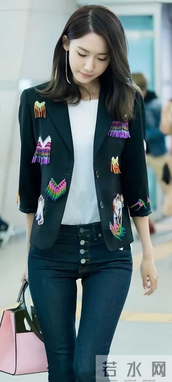 林允儿紧身牛仔裤的性感，是高级又撩人的致命诱惑！