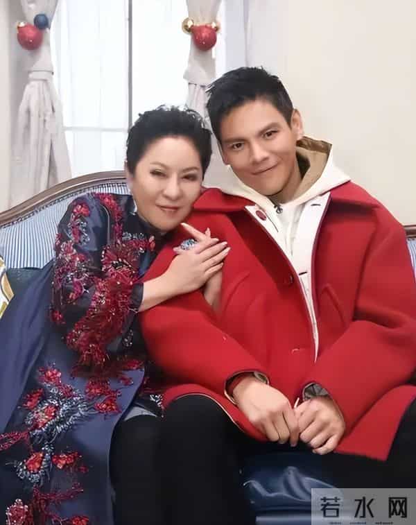 向佑算是没救了!现身南昌酒吧,烟酒不离手,旁边的女人又胖又颓