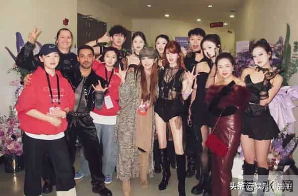 赵露思妈妈后台照惊艳全场!红皮衣气场全开,网友:星妈太潮了!